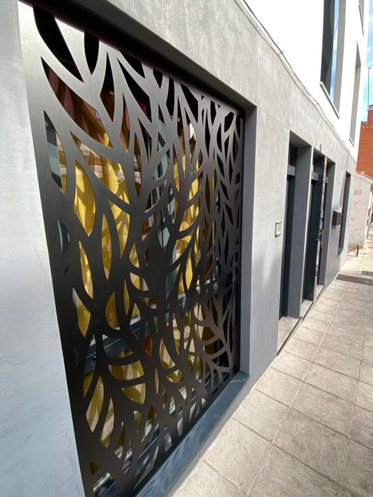 reja metalica de diseño en corte laser con hojas, en Madrid