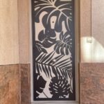 Puerta de entrada y cerramiento exterior en Cádiz. Diseño único en chapa con patrón botánico tropical fabricado a medida mediante corte láser