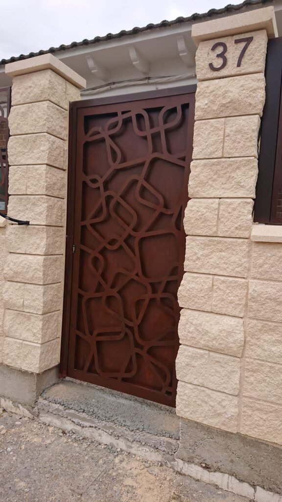 Modelos de rejas para puertas exteriores de seguridad con diseño estructural a medida, en corte laser de diseño personalizado, en acero corten