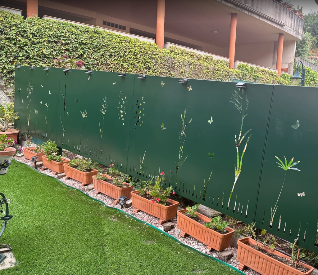 valla metalica cerramiento exterior en corte laser de flores