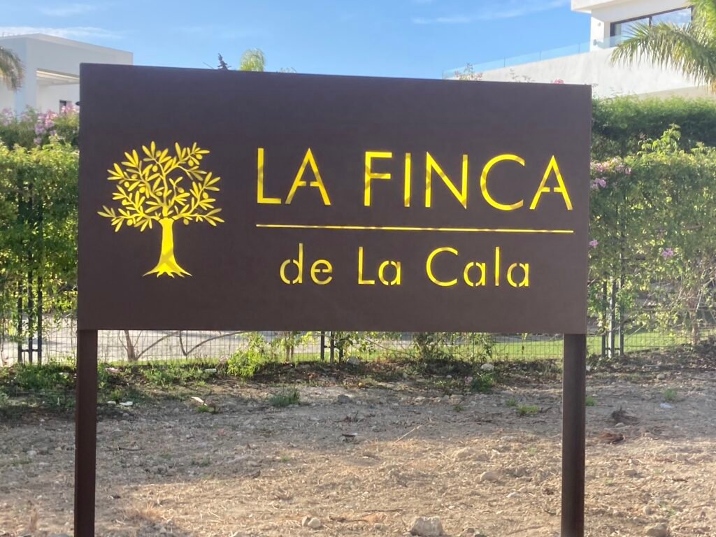 Rótulo metálico exterior y placa corporativa de diseño a medida para la urbanización La Finca de La Cala en Mijas