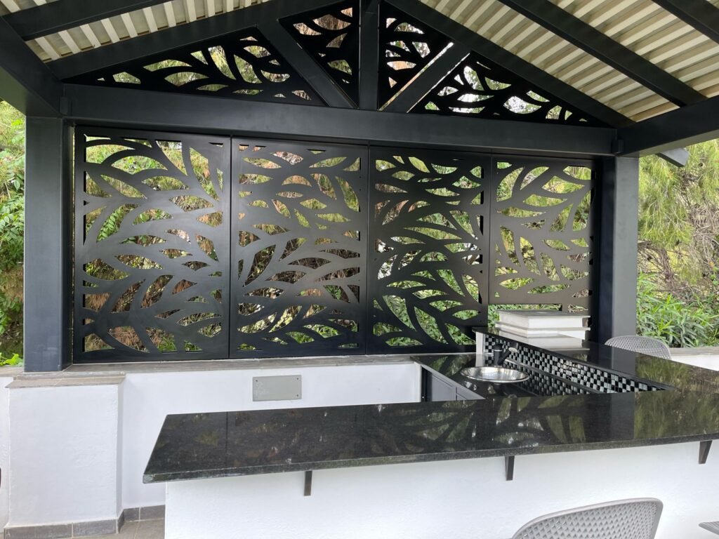 Celosia metalica para jardin y pergola, con diseño de hojas en color negro mate, para Mijas Malaga