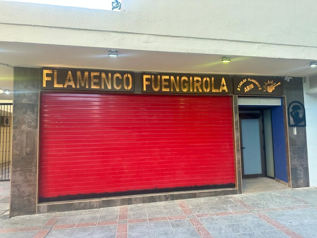 Rótulo metálico comercial retroiluminado con luz LED cálida para la fachada del local Flamenco Fuengirola, fabricado a medida en corte láser