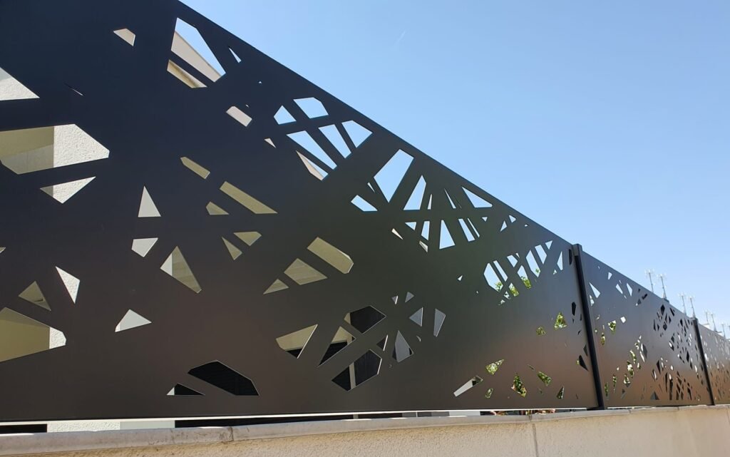 vallados de exterior de diseño moderno en corte laser