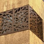 Instalación de reja de diseño para ventana con diseño de hojas , en acero inoxidable y lacado al horno en el color marron para Madrid