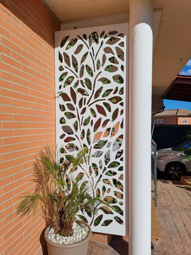 Celosía metálica exterior en corte láser blanco mate para protección solar y cortavientos en terraza de Madrid