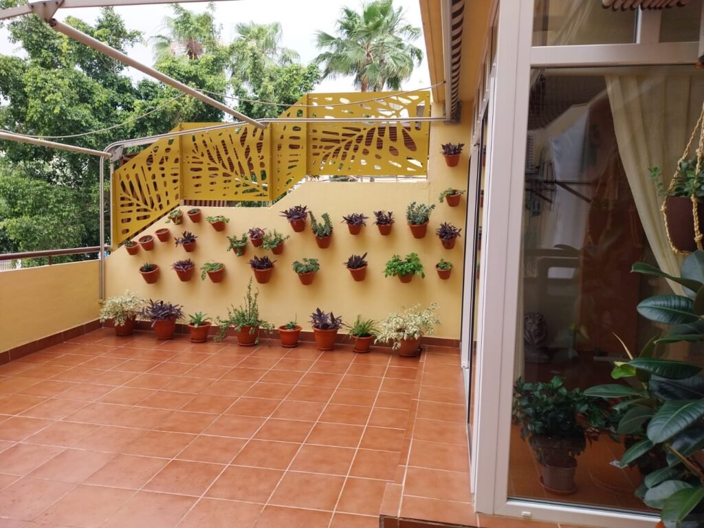 Fabricación directa en taller de vallas de diseño en chapa de 3mm mediante tecnología láser, diseño de hojas entrelazadas vegetal, para Malaga