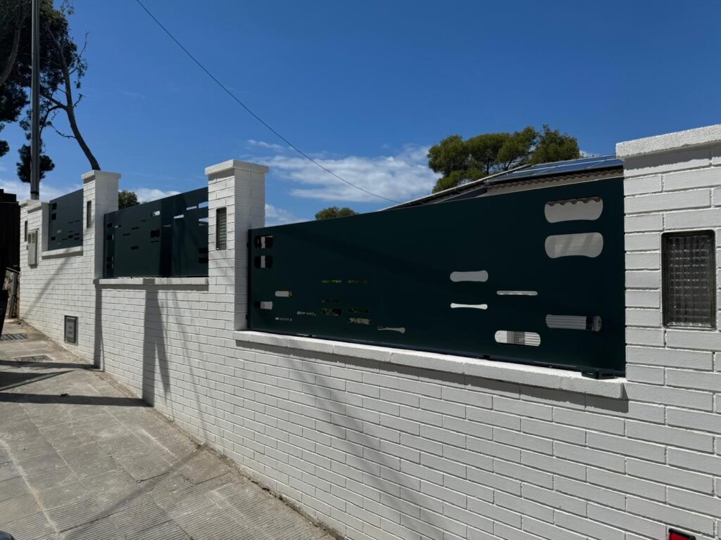 Instalación de valla de diseño sobre muro, con diseño personalizado, lacado al horno en color negro para Barcelona