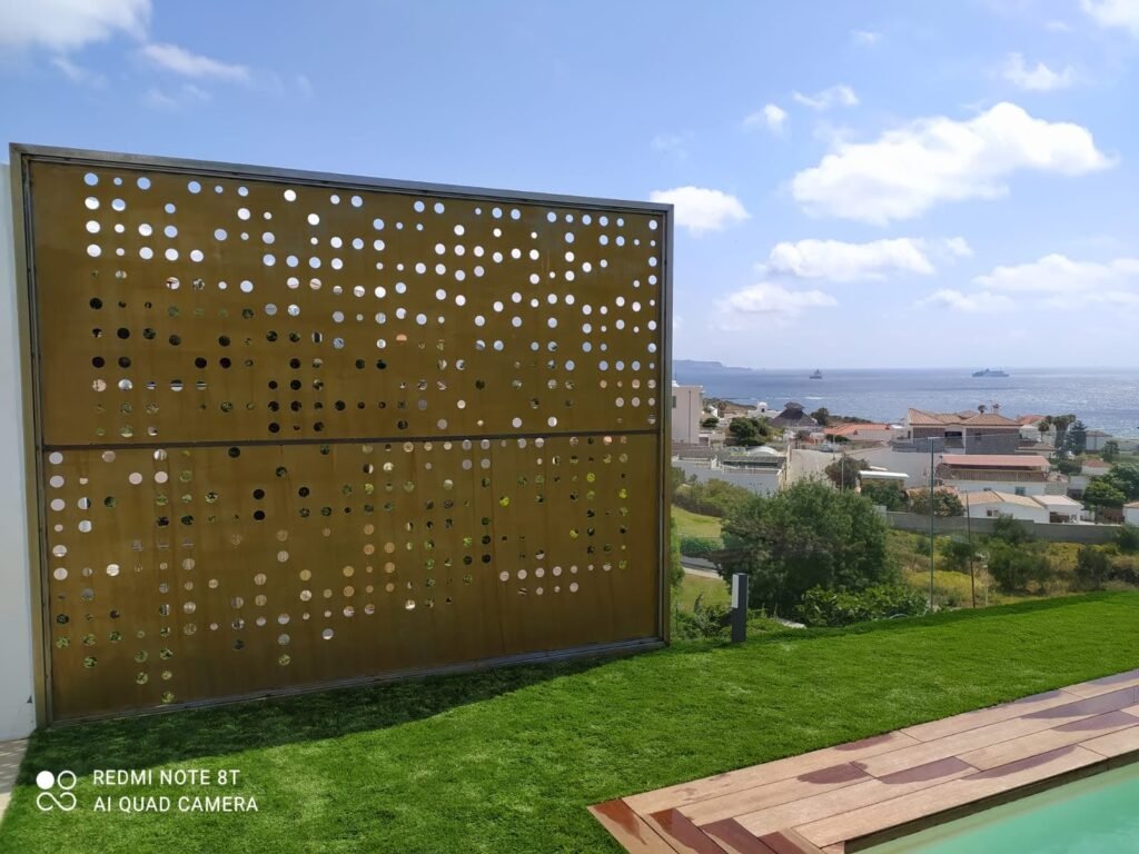 Valla e diseño de circulos ,en acero corten, frente al mar del cantabrico