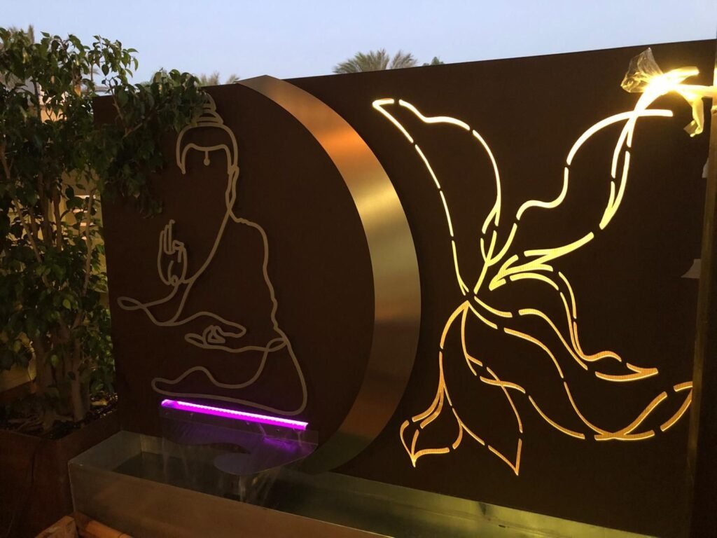 Fuente decorativa y panel de acero corten con corte láser de diseño zen e iluminación LED para exteriores en Almería