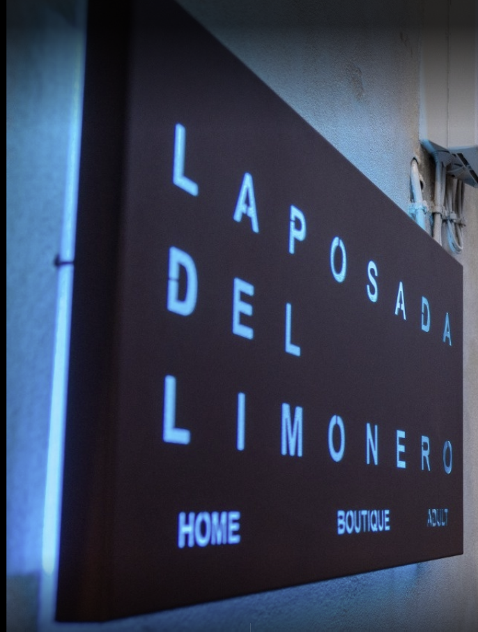 Rótulo metálico corporativo de acero oscuro con letras cortadas a láser y retroiluminación LED blanca para La Posada del Limonero