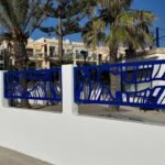 Cerramiento metal en acero inoxidable marino para proteger la zona de baño exterior.