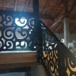 Instalacion de barandilla para escaleras interiores modernas de diseño personalizado en corte laser, lacado en color negro, en acero galvanizado para Navarra