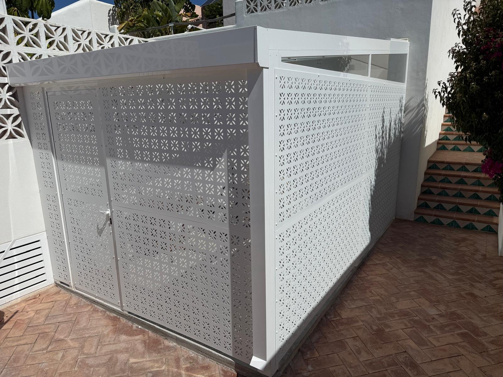 Celosía metálica y cerramiento exterior en Rincón de la Victoria, Málaga. Estructura blanca de privacidad para patio y porche fabricada en chapa mediante corte láser