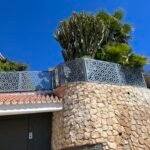 Valla metalica jardin instalada en altura para evitar robos en parcela de chalet andaluz.