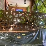 Instalación de barandilla metálica de corte láser moderna para terrazas y balcones en color marrón óxido acero corten