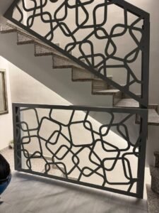 Instalacion de Barandilla metálica de diseño moderno para escaleras de interior a medida, diseño de cuadros entrelazados, color gris claro, en Malaga