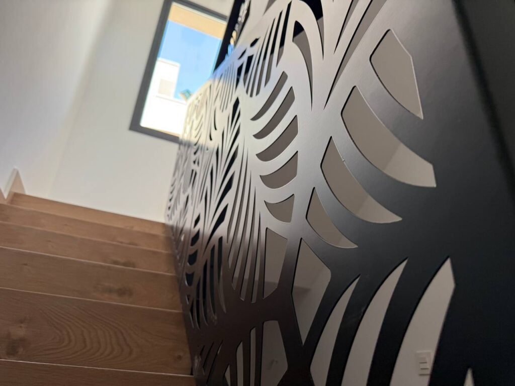 Instalacion de barandilla metalica de diseño interio, en acero galvanizado de color negro mate en Malaga