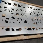 Paneles de chapa metálica en corte láser con patrón geométrico abstracto para valla de porche en un chalet de Madrid.