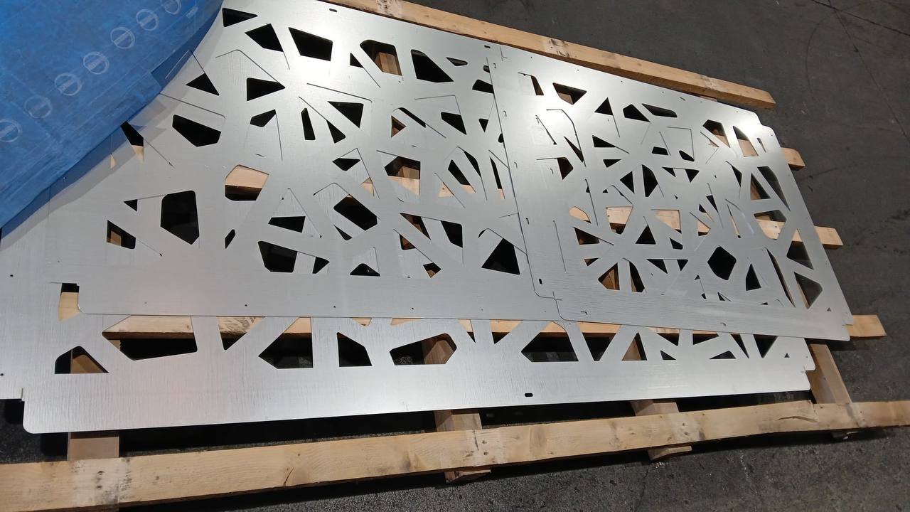 Paneles de chapa metálica en corte láser con patrón geométrico abstracto para valla de porche en un chalet de Madrid.