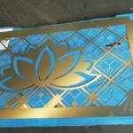 Celosía decorativa de acero mecanizada a medida con patrón geométrico y motivo floral central para revestimiento de pared en dormitorio.