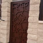 Instlacion de puerta en acero corten de alta resistencia para vallas metalicas de exterior