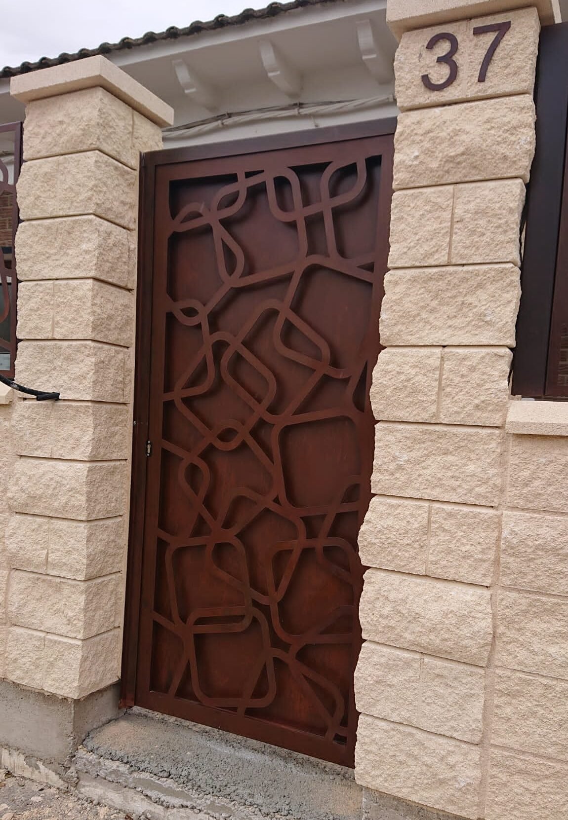Instlacion de puerta en acero corten de alta resistencia para vallas metalicas de exterior