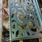 Panel metálico en corte láser con diseño arabesco clásico para una reja de puerta de terraza de diseño en Sevilla.