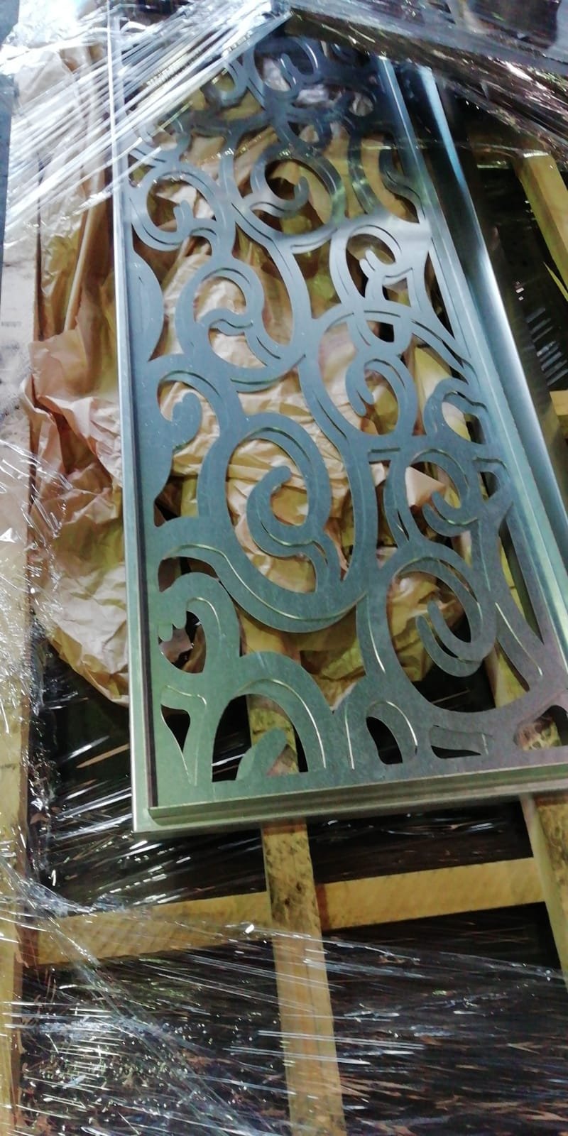Panel metálico en corte láser con diseño arabesco clásico para una reja de puerta de terraza de diseño en Sevilla.