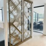 Instalacion de barandillas de diseño en corte laser , para escalera interior de color dorado para Malaga